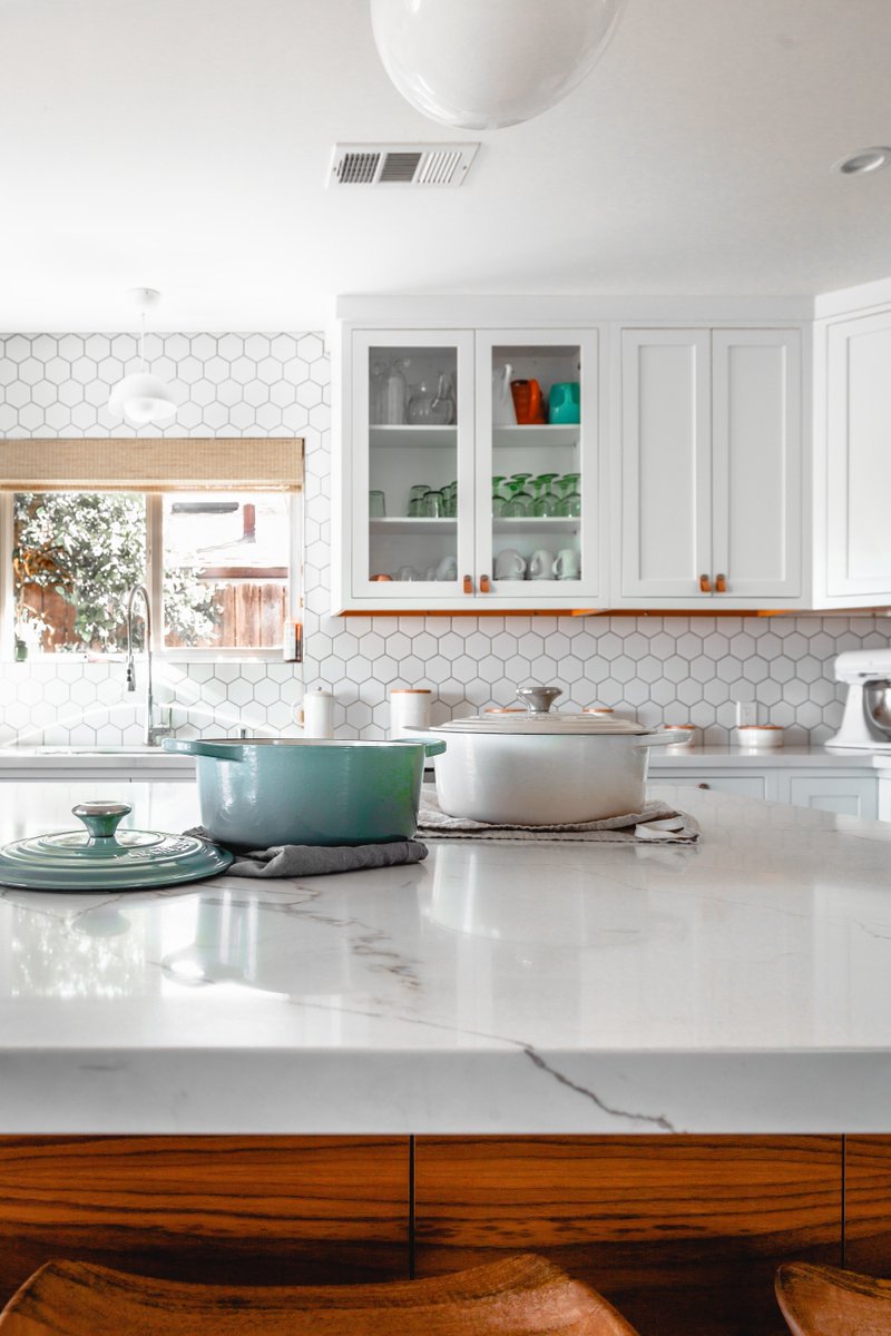 TileCenterUsa's tweet image. A marble countertop + white hexagon backsplash = kitchen goals! ✨ Transform your space with this elegant combo. 🏡 
#tilecenter #kitchendesign #marblecountertop #hexagonbacksplash #kitcheninspo #homerenovation