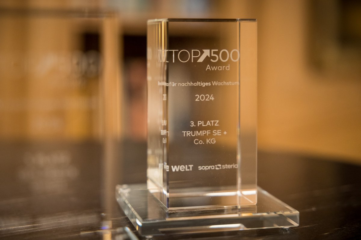 TRUMPF_News's tweet photo. #Top500Award für nachhaltiges Wachstum: Stephan Mayer, CEO Machine Tools, nimmt für TRUMPF den Preis @welt entgegen: "Diese Auszeichnung zeigt, wie trotz konjunktureller Schwankungen nicht Aktionismus, sondern langfristige Ausrichtung und Wandlungsfähigkeit entscheidend sind.“ https://t.co/AWgKptCWTU