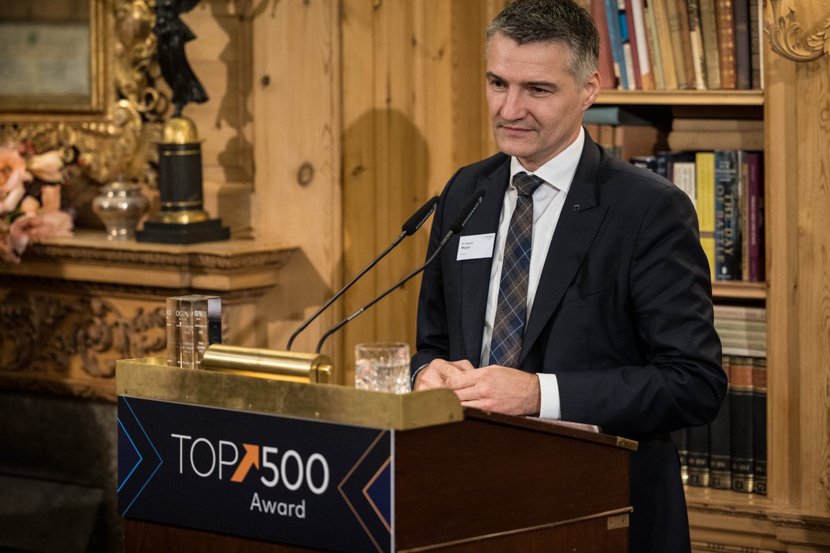 TRUMPF_News's tweet photo. #Top500Award für nachhaltiges Wachstum: Stephan Mayer, CEO Machine Tools, nimmt für TRUMPF den Preis @welt entgegen: "Diese Auszeichnung zeigt, wie trotz konjunktureller Schwankungen nicht Aktionismus, sondern langfristige Ausrichtung und Wandlungsfähigkeit entscheidend sind.“ https://t.co/AWgKptCWTU