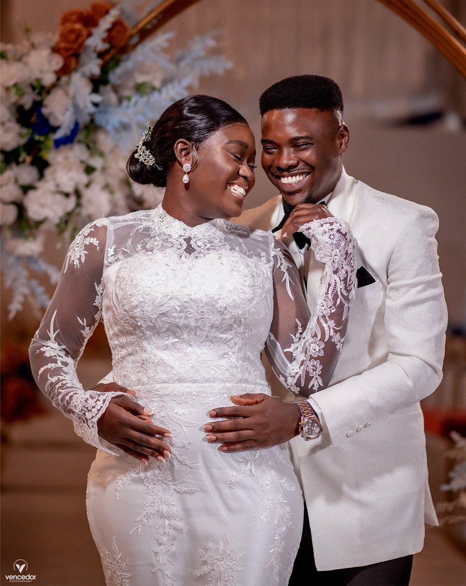 E.N.I.O.L.A.💍T.O.S.I.N.💝

Couple’s Wedding Portraits 🔥✨
#ETernalLove24
#WeddingChroniclesByVencedor
#WeddingOutfits #WeddingPortraits
#WeddingPictures #NigerianWeddings
#TraditionalWeddings #WhiteWeddings
#BeautifulCouple🤍
#LagosWeddingPhotographer
#VencedorPhotography