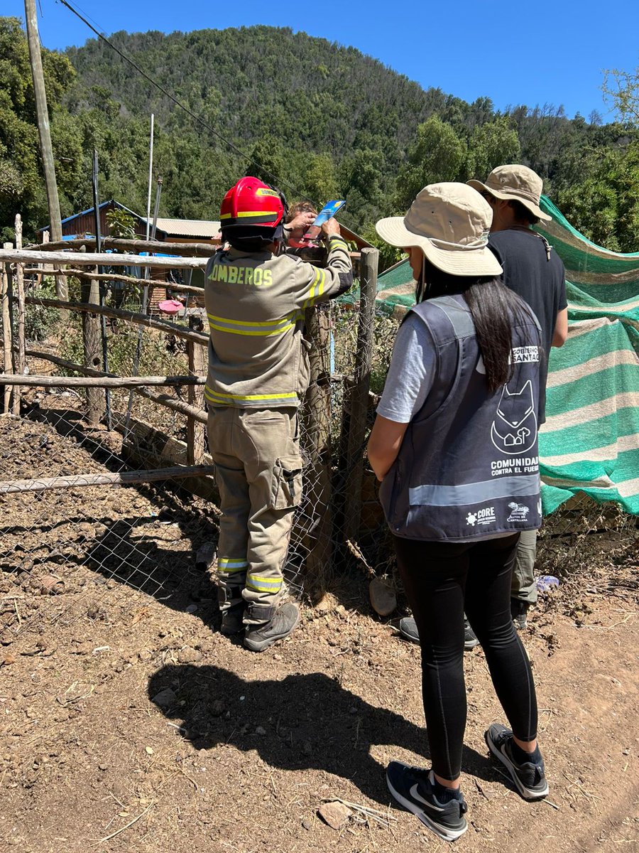 conaf_rm's tweet photo. 🔥🚫Seguimos llevando el mensaje de prevención de #IncendiosForestales, en un nuevo puerta a puerta en #Rangue, comuna de #Paine; donde nos acompañaron los equipos de emergencia de @DPPMaipo, @MunidePaine, @BomberosdeChile y @Carabdechile https://t.co/P2Q8zbG7y9