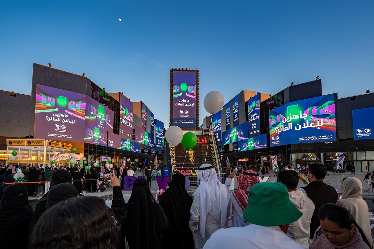 RiyadhSeason's tweet photo. ترقب وحماس في بوليفارد سيتي استعدادًا لإعلان الفائز باستضافة كأس العالم 2034 🇸🇦❤️

Anticipation and excitement in BlvdCity, preparing for the announcement of the winner to host the 2034 World Cup 🇸🇦❤️

#BigTime 
#RiyadhSeason https://t.co/9YpjRxN6Fp
