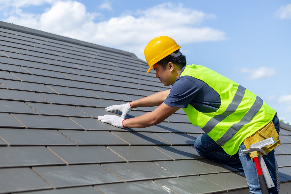 GetNrgPlus's tweet photo. If you're in the market for a new roof, consider asphalt shingle roofing. It's a low-maintenance, cost-effective option that can withstand harsh weather conditions. https://t.co/m4XphOlRTp