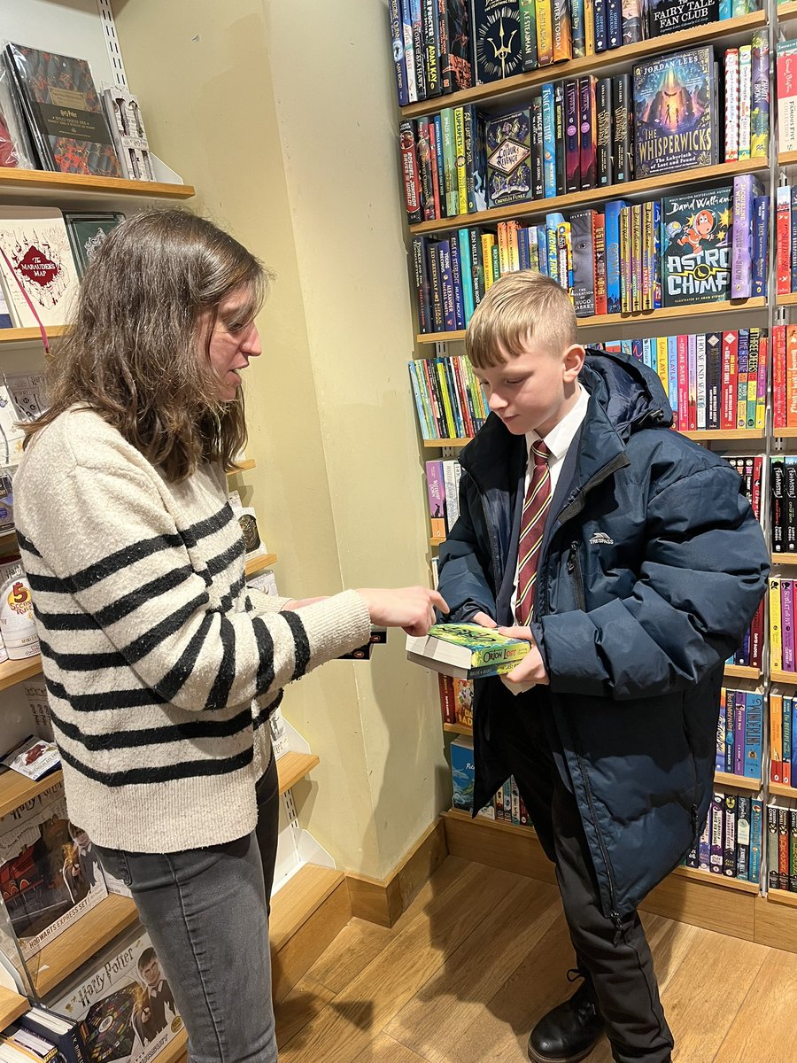 PATKingsSchool's tweet image. 🌟📚Our students had a wonderful time choosing books in @Waterstones in York. A huge thank you to Margo who helped students find their next favourite book! #BeKings #ReadingMatters #LoveReading 📚🌟