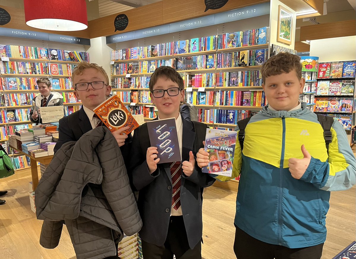 PATKingsSchool's tweet image. 🌟📚Our students had a wonderful time choosing books in @Waterstones in York. A huge thank you to Margo who helped students find their next favourite book! #BeKings #ReadingMatters #LoveReading 📚🌟
