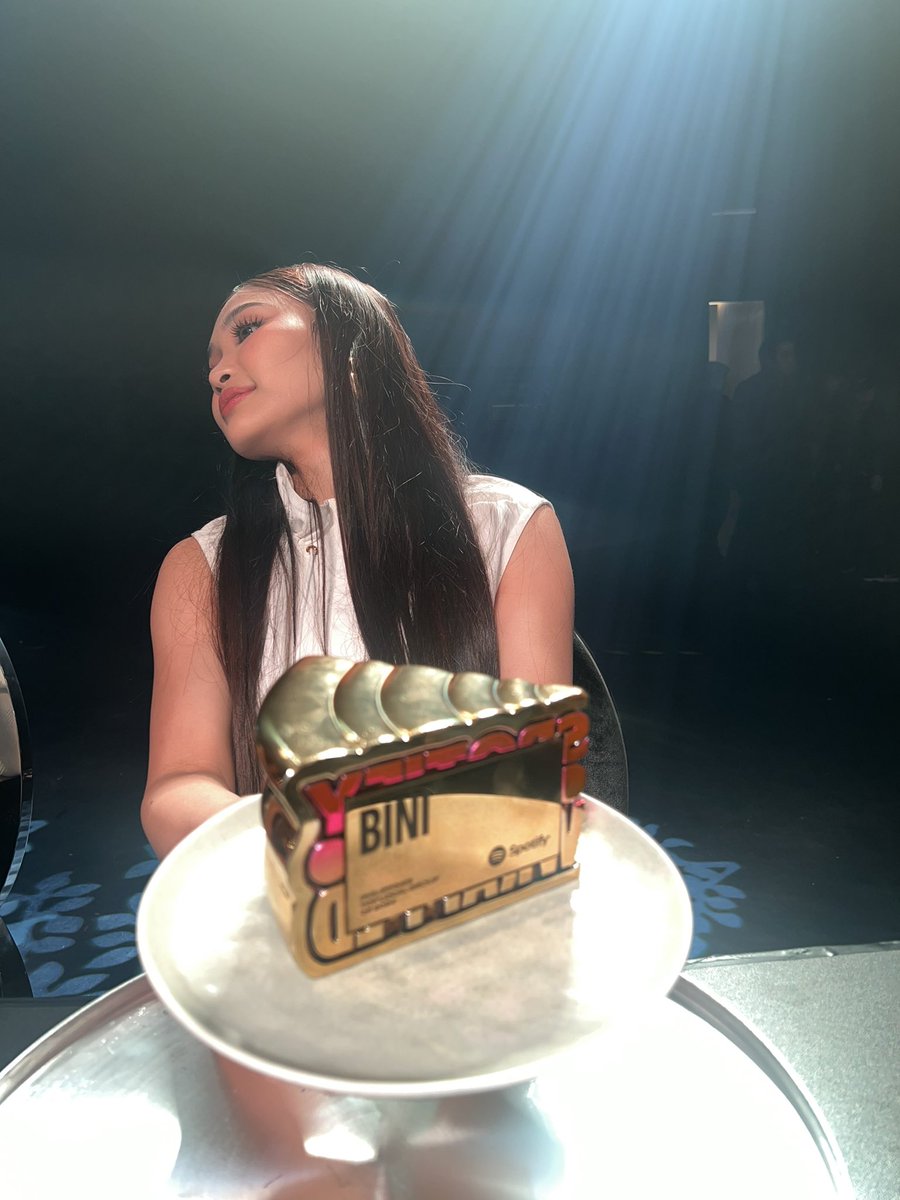 “ate jho excuse me picturan ko yung cake”