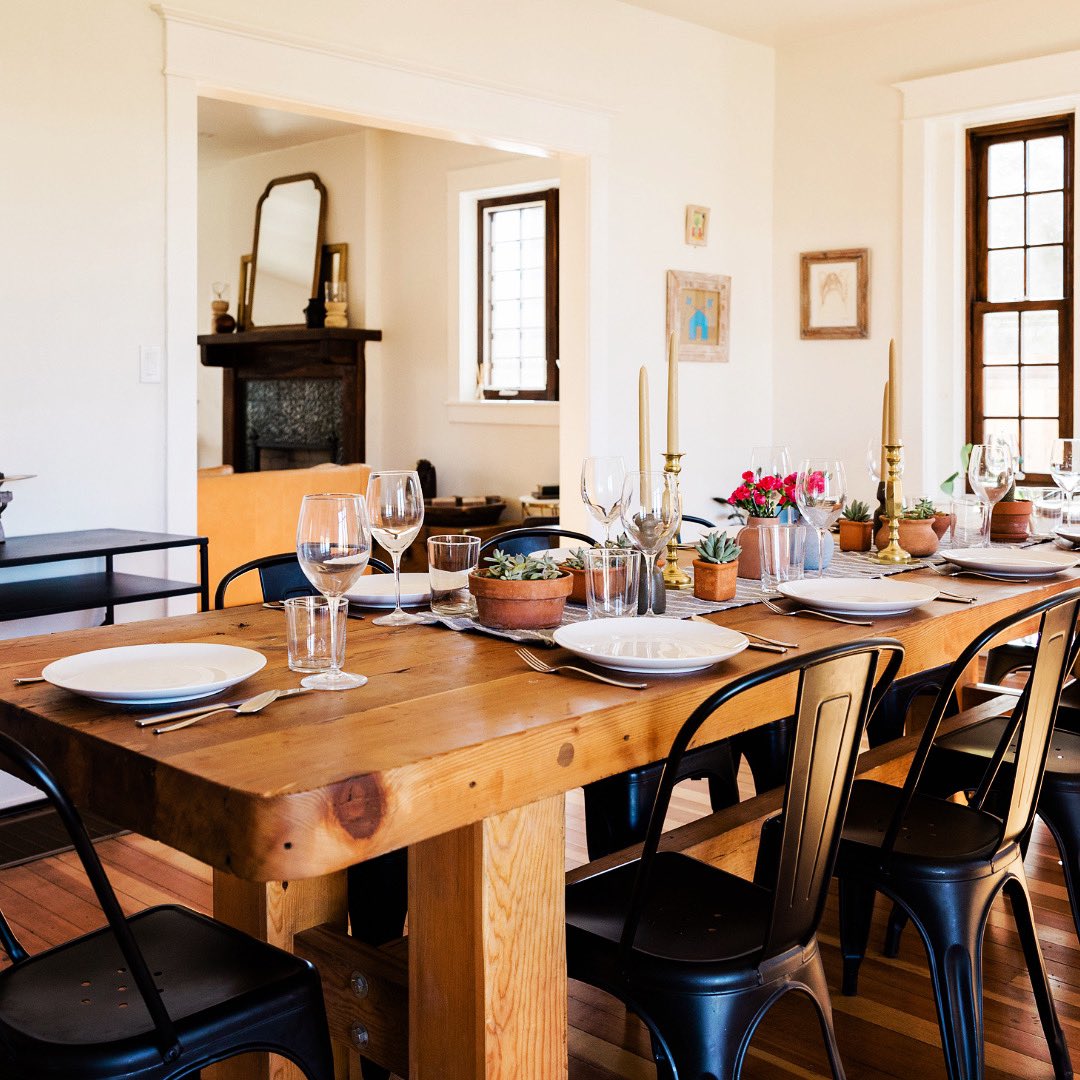 victorycolours's tweet image. The table’s set, the walls are glowing, and the only thing missing is the Crimbo dinner. Pale neutrals make the perfect backdrop for all your festive feasting. Got a room in need of a glow up? Our CHRISTMAS20 offer, 20% off paint orders over £100 #victorycolours #neutralvibes