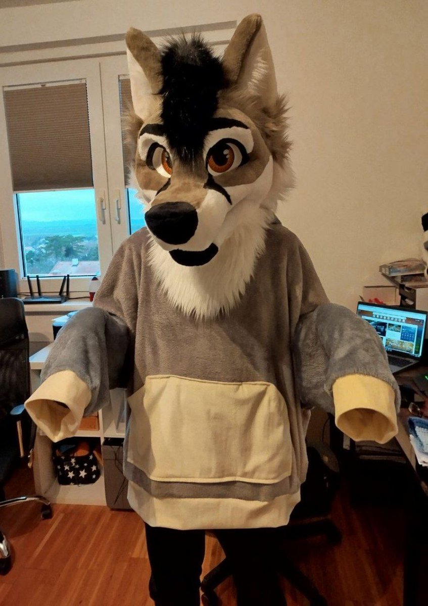 Posing for the first sweater made by my love <a href="/HanaMatsuStudio/">✩ 𝓗𝓪𝓷𝓪𝓜𝓪𝓽𝓼𝓾 𝓢𝓽𝓾𝓭𝓲𝓸𝓼 ✩ ₍ ᐢ.ˬ.ᐢ₎</a>! I have a feeling it's too big for me-