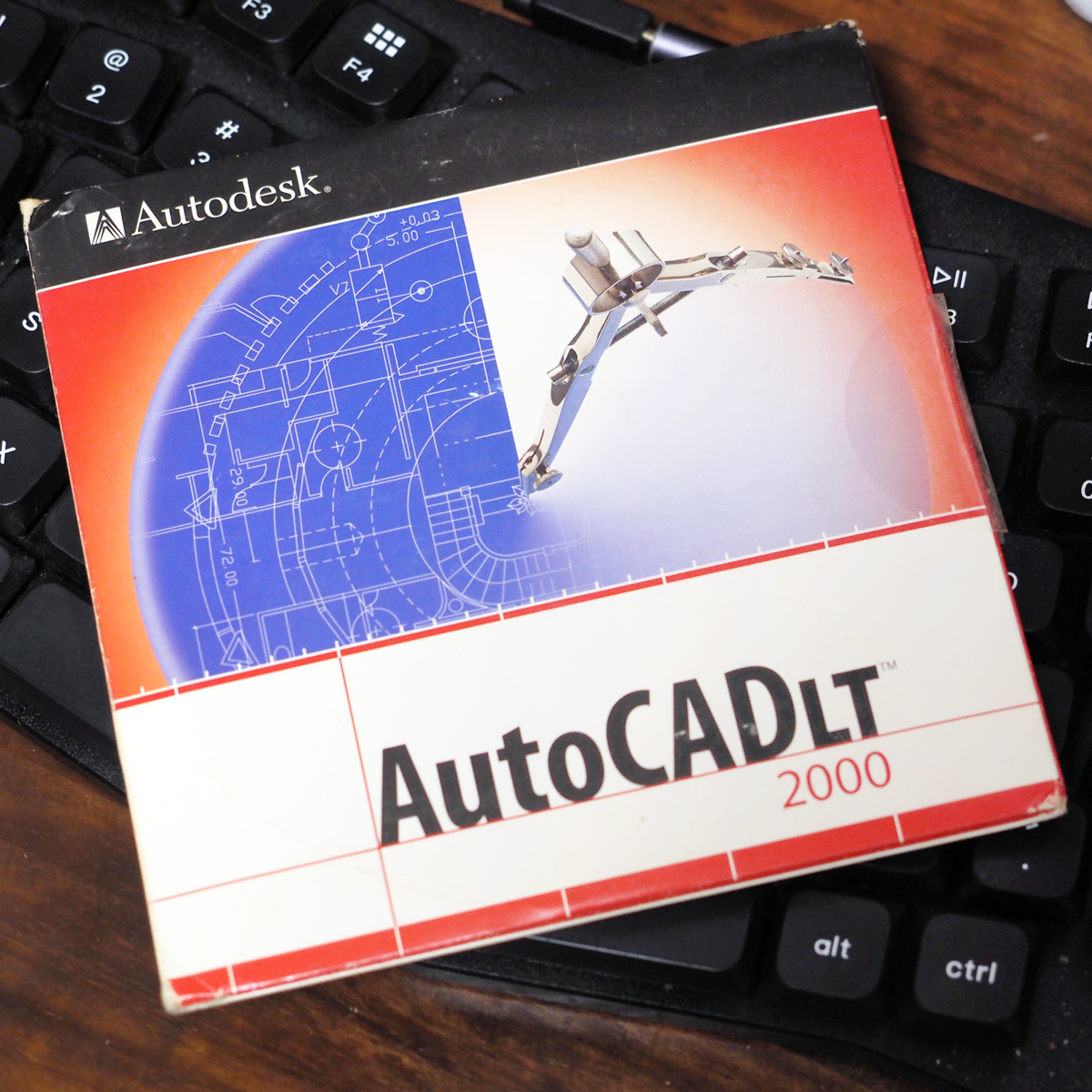 OneDimension_jp's tweet photo. 断捨離中。専門学校がMALTSCAD-3Dだったのでした。AutoCAD LT 2000も入った800x640のダイナブックを買ったはず。画面小さかったな。#autodesk #AutoCAD #TOSHIBA #DYNABOOK https://t.co/NebIeNpBE9