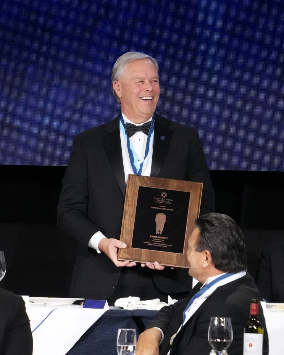 Baylor Bear Legend.

Congrats, <a href="/VoiceofBears/">John Morris</a> ‼️

#SicEm | PC: <a href="/NFFNetwork/">National Football Foundation</a> /Lucas Peltier