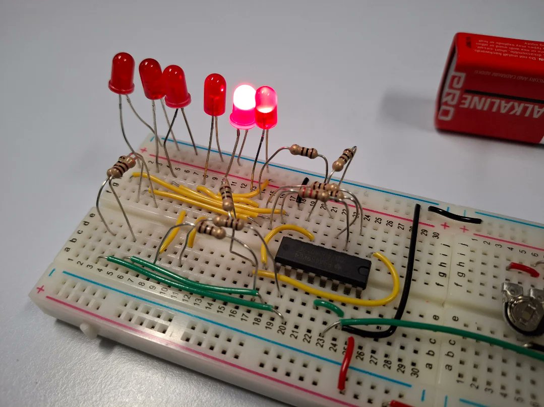 ElectronicsJon's tweet image. Some awesome work from one of our #DiamondWednesdayTUOS #Diamondplus students today. 

At the start of October,  this student was struggling to build prototype circuits.... phenomenal progress in a few short weeks. 

@SheffUniEng @ShefACSE @TUoSEEE