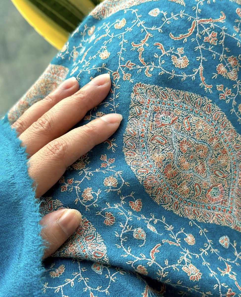 PashmIndia's tweet photo. Wrapped in resilience and grace, this hand-embroidered Pashmina shawl isn’t just a piece of fabric—it’s a symbol of strength, comfort, and beauty in the face of life’s toughest battles. #EmpoweredInElegance #PashminaPerfection https://t.co/UUuPghQkkw