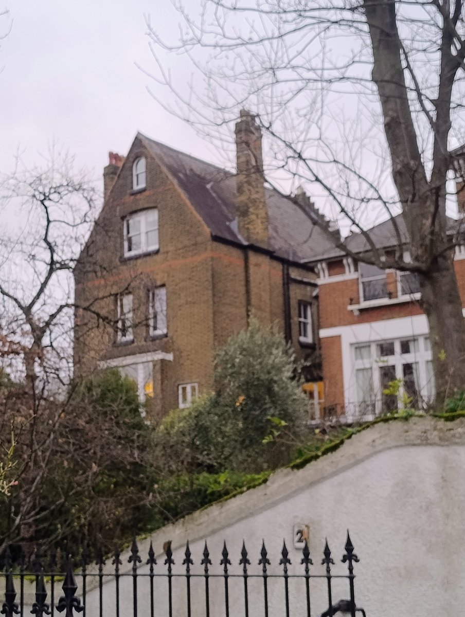 SimplyPaul's tweet photo. "Dogs can't look up"
If you know, you know π
#MeteorHouse
#Spaced https://t.co/vAKYYWzRkM
