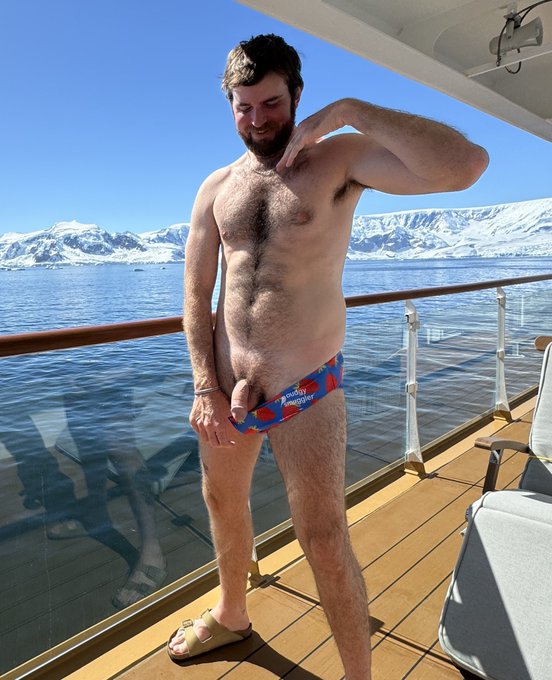 1 pic. Before/after jumping in the Antarctic Ocean   The shrinkage is too real! 😳 https://t.co/fYCwJ