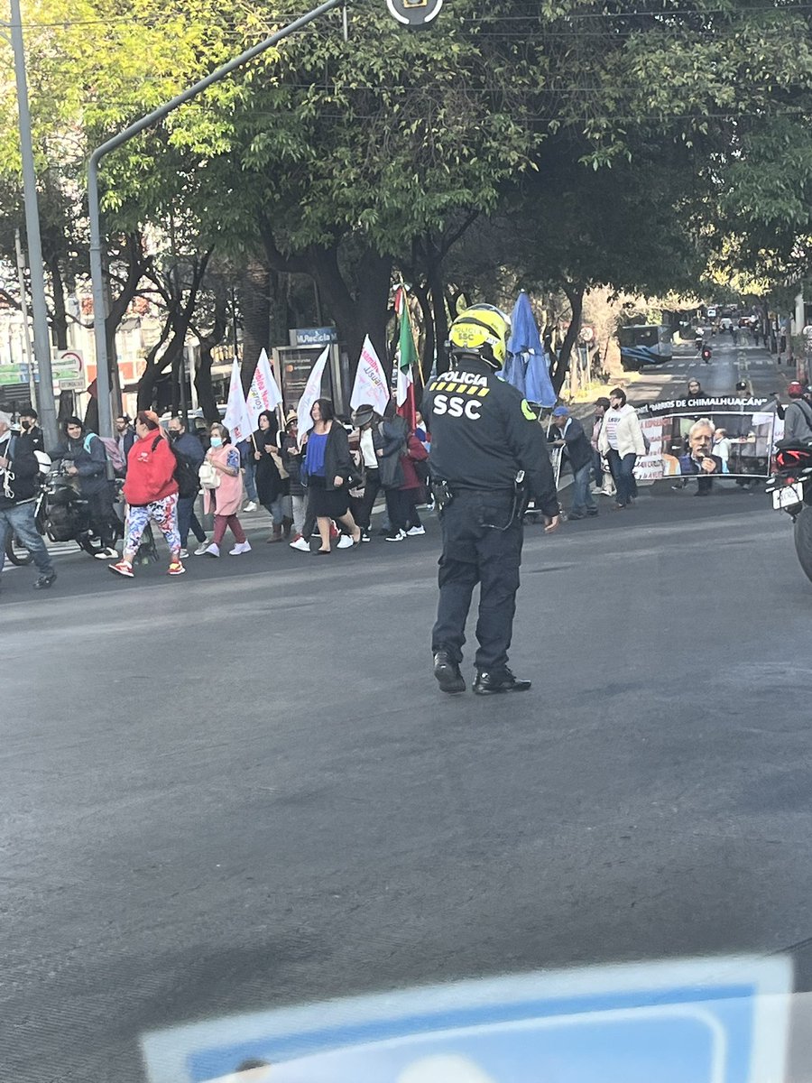 AlfonsoDvila1's tweet photo. @En_laDelValle alguien sabe de donde a donde va esta manifestación? Y de qué es? https://t.co/cInTiQtVrx