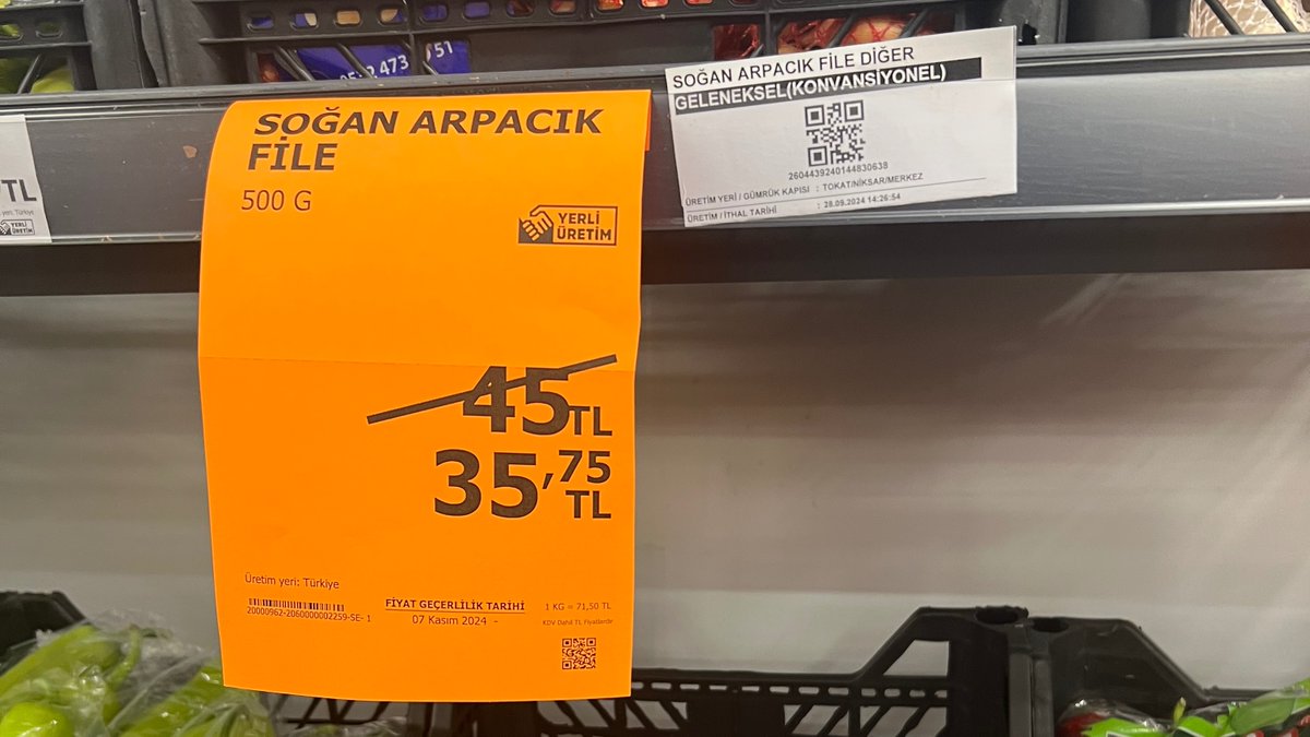gidaajansi's tweet photo. Hal Kayıt Sistemi üzerinden üreticiden market reyonuna gelene kadar yaşananları incelemeye devam ediyoruz.
Geçen hafta A101'de 500 gramı (!) 35,75₺'ye satılan soğanın künye bilgileri üzerinden üreticiden kilosu 2,5₺'ye aldığını tespit ettik.
Bu süreçte neler dönüyor?
@ticaret https://t.co/QNdzTMcWAb