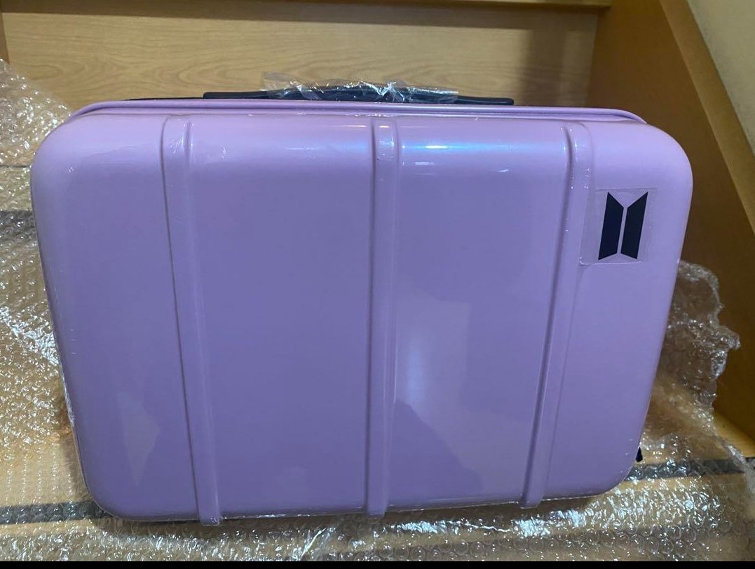 Krave_ph's tweet photo. WTS LFB Mercari Find
#kravephmercari

BTS Merch Box 5
Damagee box but complete inclusion

Php 4500 (all-in) + local sf
PAYO to secure

FETA

*not yet secured*
can be sold any time

📍Pasay City

Please read pinned tweet

🏷 bts mini suitcase merch box https://t.co/gmWgRtMCqM