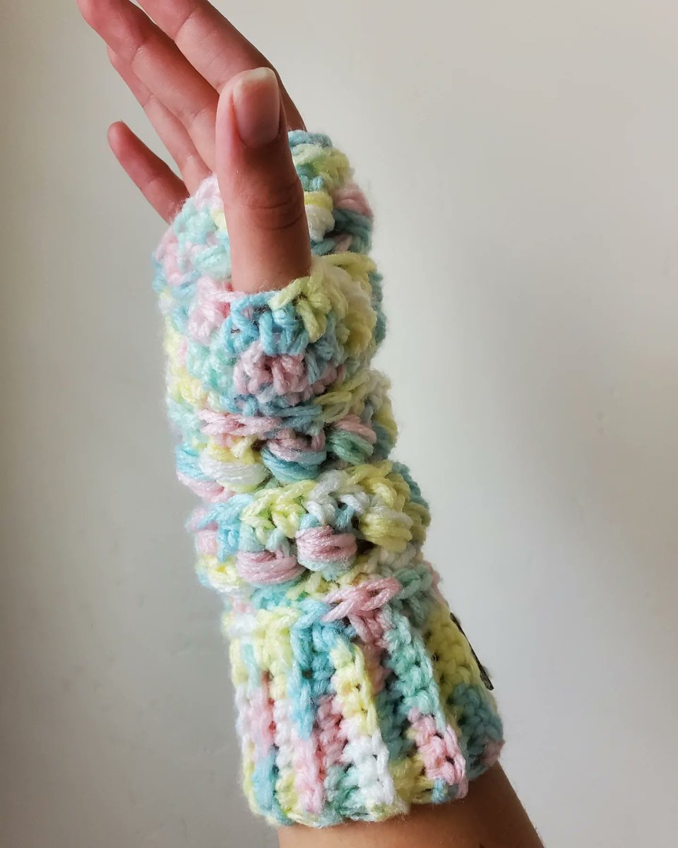 HookedWithAspy's tweet photo. Macy Fingerless Gloves 
Yarn used @yarnspirations in Baby Rainbow 
Pattern by @mrsbscrochet
#lovecrochet #winterfashion #crochet #crochetgloves #macyfingerlessgloves #loveyarn #yarnaddict https://t.co/EbLyGtqVfz