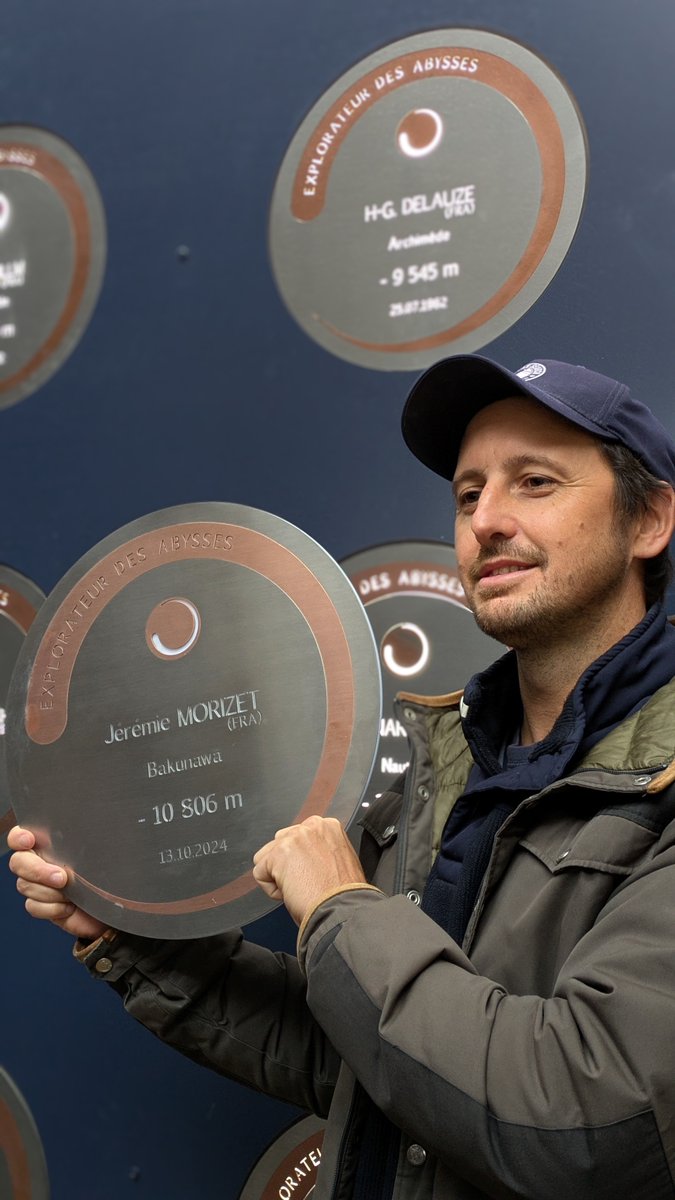 Il y a deux mois, Jérémie Morizet devenait l’océanaute français le plus profond grâce à sa plongée extrême à 10 806 m dans la fosse des Tonga. 🌊 Aujourd’hui, son nom rejoint ceux d’illustres océanautes internationaux sur notre wall of fame « Explorateur des Abysses » 👏