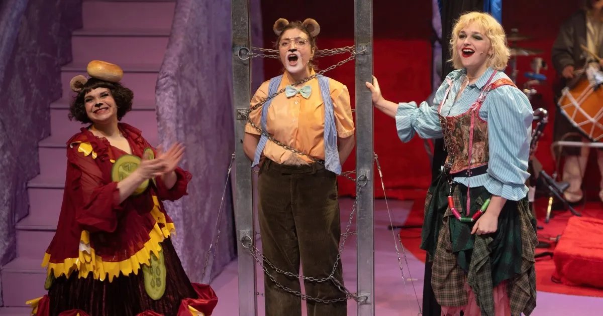 @LondonTheatre1 🦄 (@londontheatre1) on Twitter photo Goldie Frocks and the Bear Mitzvah - JW3 | Review
"... you’ll enjoy the sheer energy everyone brings to the stage – bear with me on this – it’s a cut above the rest!"
<a href="/Wallingtonal/">Alan Fitter</a>
londontheatre1.com/reviews/goldie… Goldie Frocks and the Bear Mitzvah - JW3 | Review
"... you’ll enjoy the sheer energy everyone brings to the stage – bear with me on this – it’s a cut above the rest!"
<a href="/Wallingtonal/">Alan Fitter</a>
londontheatre1.com/reviews/goldie…