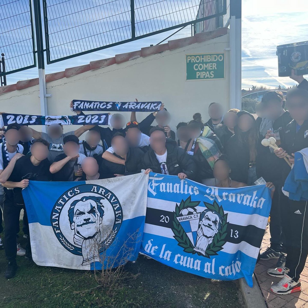 GALAPAGAR 2-1 ARAVACA

Otro desplazamiento esta temporada, y esta vez fue en un campo al que no podíamos faltar.
El resultado no fue el mejor, pero esto es Aravaca y aquí hay que mamar.