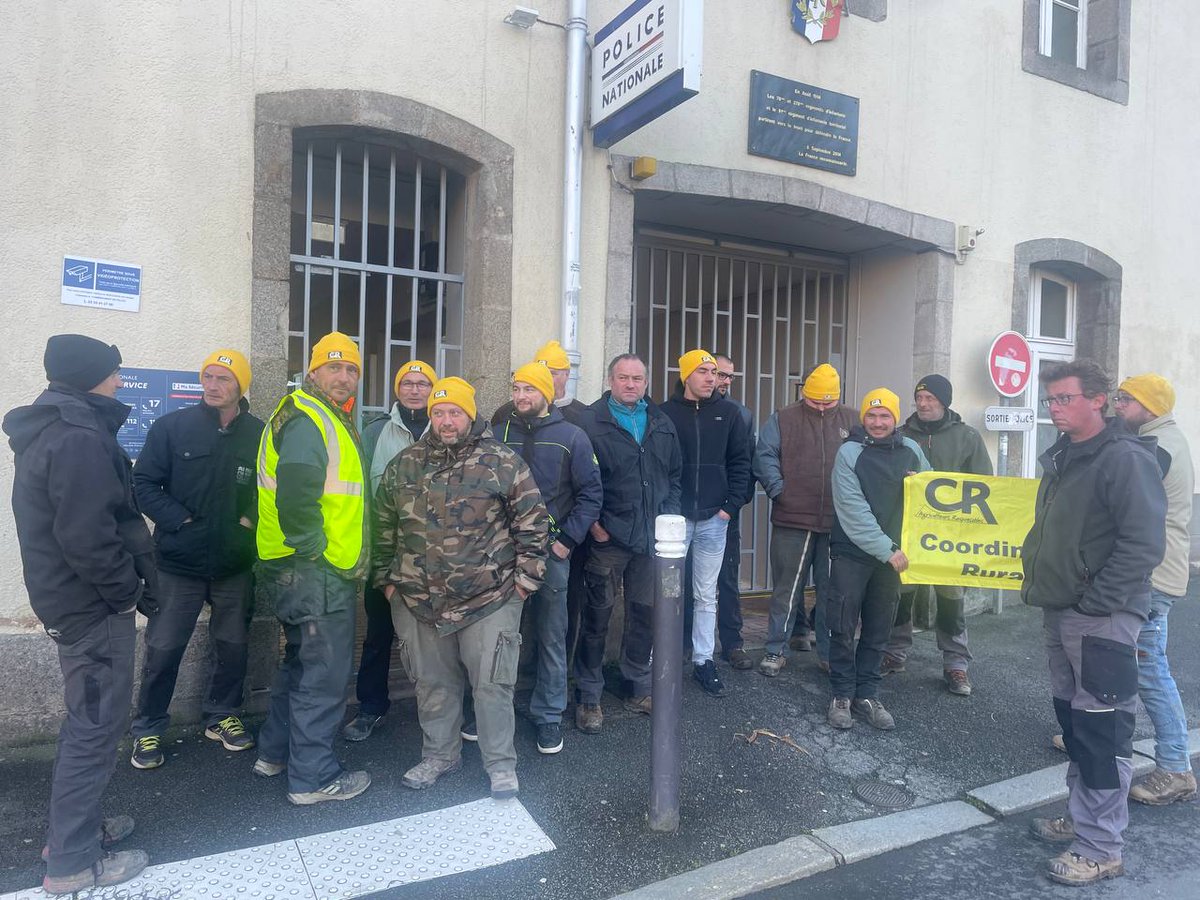 EN DIRECT : 4 agriculteurs de la #Creuse interpellés chez eux ce matin devant leur famille. Traités pire que des trafiquants de drogue. Stop à la répression policière du mal être agricole.  Dans quel pays sommes nous: zones de non droits tolérées et blindés et gardes à vue pour
