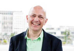 Congrats, lieber Kollege zur Berufung zum Honorarprofessor: Dr. Armin Wunder (Hausarzt), wurde von der <a href="/goetheuni/">Goethe-Universität</a> der Titel eines Honorarprofessors verliehen - zum ersten Mal gemäß Hessischen Hochschulgesetz an einen niedergelassenen Arzt. Chapeau! tinyurl.com/mr2f754b