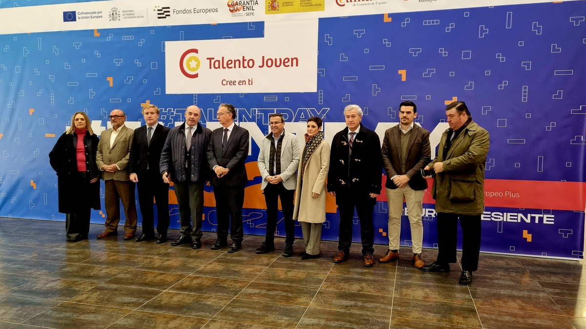 manuelgomezpar's tweet photo. Hoy he tenido la suerte de participar en la Feria de Empleo #TalentDay de la @CamaradeBadajoz en @feriabadajoz, donde se han dado cita 2.000 estudiantes de la provincia.
Sin duda, una muy interesante oportunidad para conectar el talento joven con las oportunidades.
@DipdeBadajoz https://t.co/fKZUXGhgKD