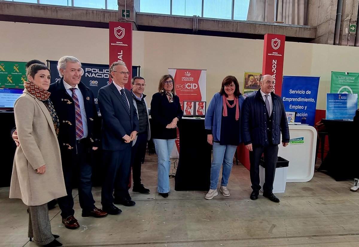manuelgomezpar's tweet photo. Hoy he tenido la suerte de participar en la Feria de Empleo #TalentDay de la @CamaradeBadajoz en @feriabadajoz, donde se han dado cita 2.000 estudiantes de la provincia.
Sin duda, una muy interesante oportunidad para conectar el talento joven con las oportunidades.
@DipdeBadajoz https://t.co/fKZUXGhgKD