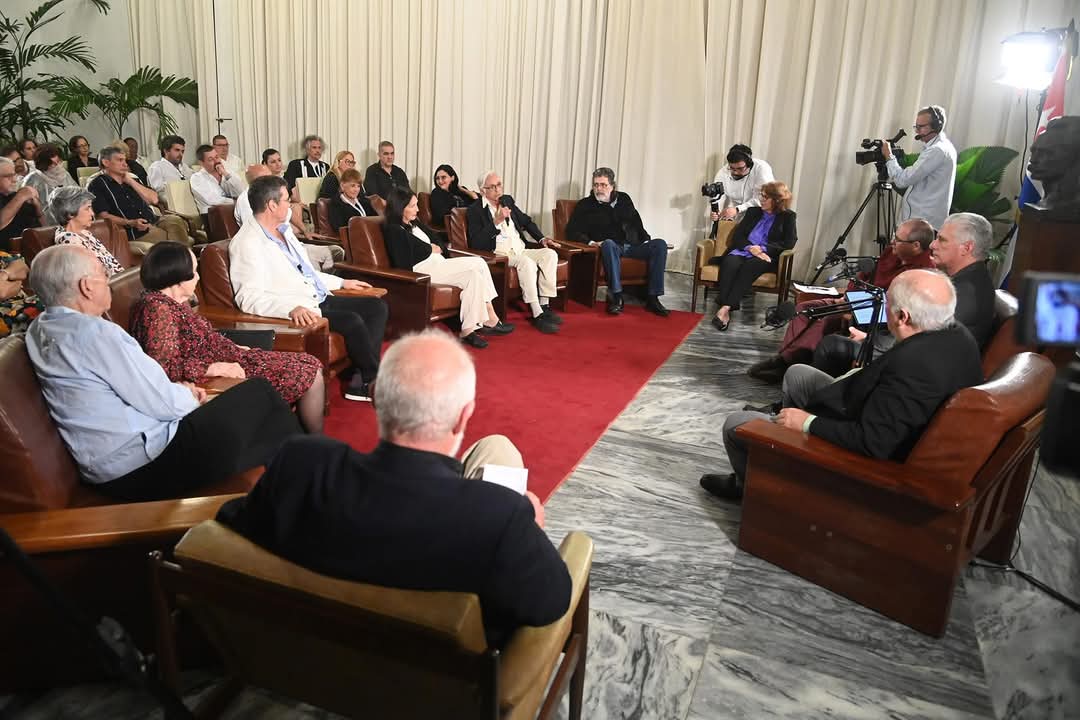 agnes_becerra's tweet photo. El presidente @DiazCanelB sostuvo encuentro en el Palacio de la Revolución con participantes del Festival de Cine que por estos días y durante 45 años promueve lo mejor del cine latinoamericano. #Cuba 🇨🇺 https://t.co/zmDXq9feM6