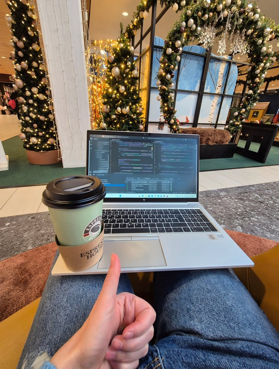 girllovescoding's tweet image. Slowly getting into the festive mood💫