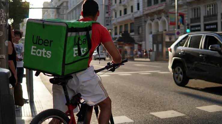 🗳️Ayer se aprobó en la Cámara de Diputados una reforma clave para quienes trabajan en plataformas digitales como conductores y repartidores. La iniciativa establece un marco legal que reconoce sus derechos laborales. 
Aquí los puntos clave: 🧵