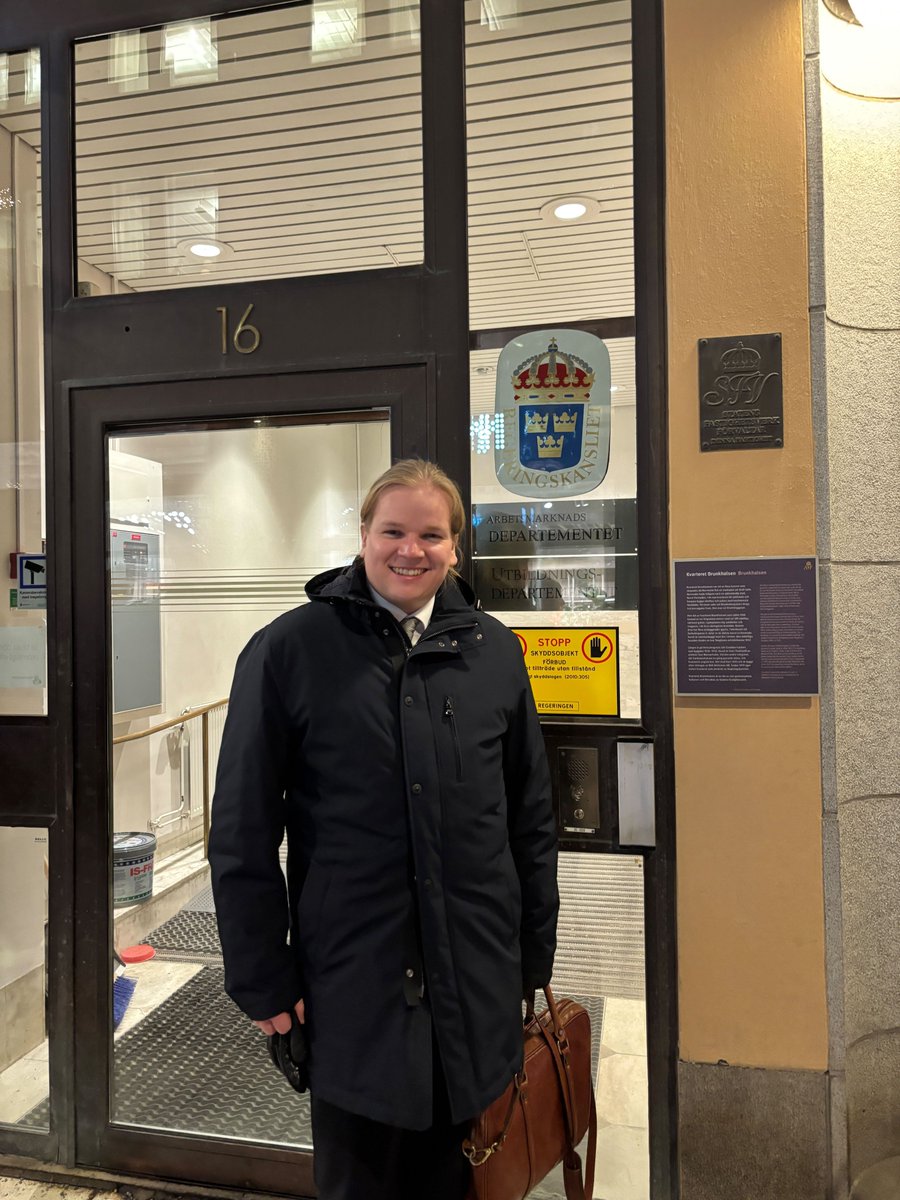 SFS, Sveriges förenade studentkårer (@sfs_officiell) on Twitter photo Idag deltog vi i en dialog med bl.a. <a href="/JohanPehrson/">Johan Pehrson</a> om studenters läsfärdigheter. Även fast vi inte har samma problemformulering är vi enade i målet att rusta och utbilda studenter på bästa sätt. Vi behöver mer lärarledd tid, stärkta resurser och värna den akademiska friheten. Idag deltog vi i en dialog med bl.a. <a href="/JohanPehrson/">Johan Pehrson</a> om studenters läsfärdigheter. Även fast vi inte har samma problemformulering är vi enade i målet att rusta och utbilda studenter på bästa sätt. Vi behöver mer lärarledd tid, stärkta resurser och värna den akademiska friheten.
