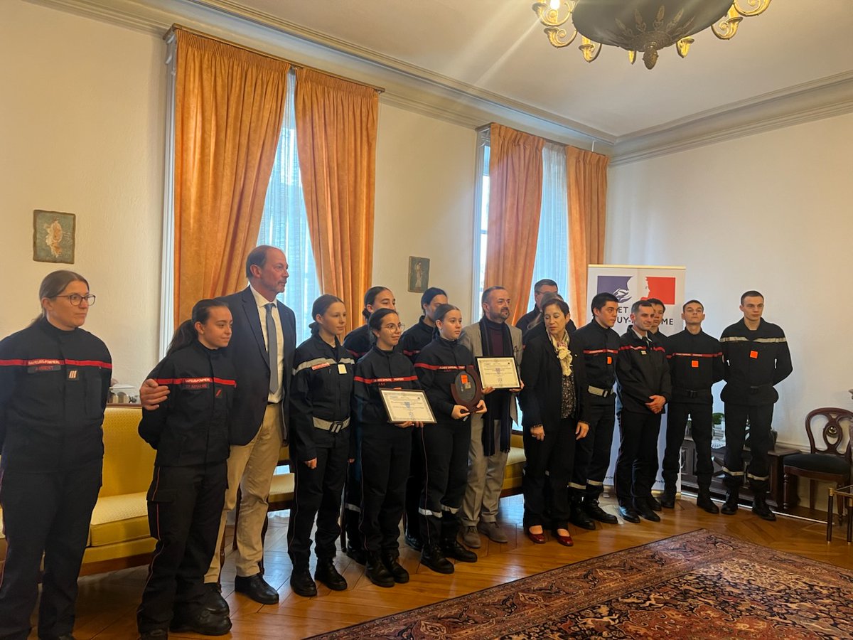 1er prix concours départemental JSP

2 ans de partenariat entre le lycée et l' UDSP63. Cérémonie en sous-préfecture ce 11/12 pour la remise du 1er prix du concours départemental des JSP 2024, "Catégorie collectif". 👋 aux 12 JSP, filles et garçons, pour leur engagement citoyen.