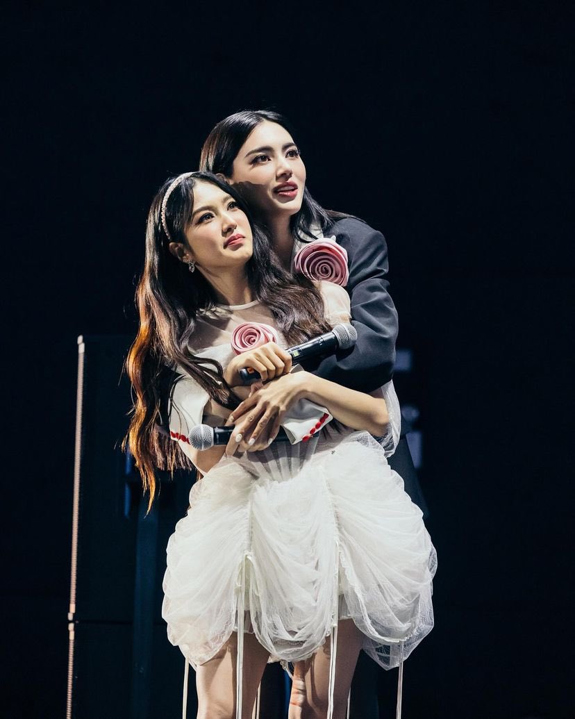fuyuriesq's tweet photo. ก็เป็นตุวจิ๋วของพี่เขามาตลอด สมกับคำว่าไม่เปลี่ยนเลย

—  #ใหม่เฟิร์น​ #davikah #fernynop https://t.co/P2ORooAWKq