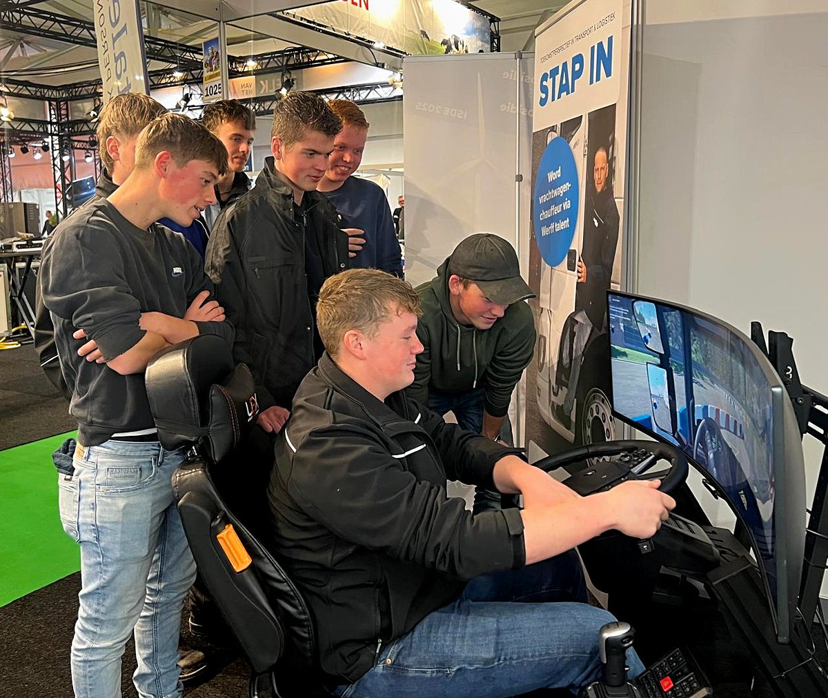 WerffTalent's tweet photo. 🚜 Eerste dag landbouwbeurs ✅ Kom morgen &amp; vrijdag langs bij stand 1025!

🚛 Trucksimulator – stap achter het stuur.
📚 Opleidingen – Code 95, groot rijbewijs.
💼 Werk in transport &amp; logistiek.

📅 12 &amp; 13 dec | 10:00-22:00

#landbouwbeurs #transportsector #chauffeursleven https://t.co/9mE4PkFyqg