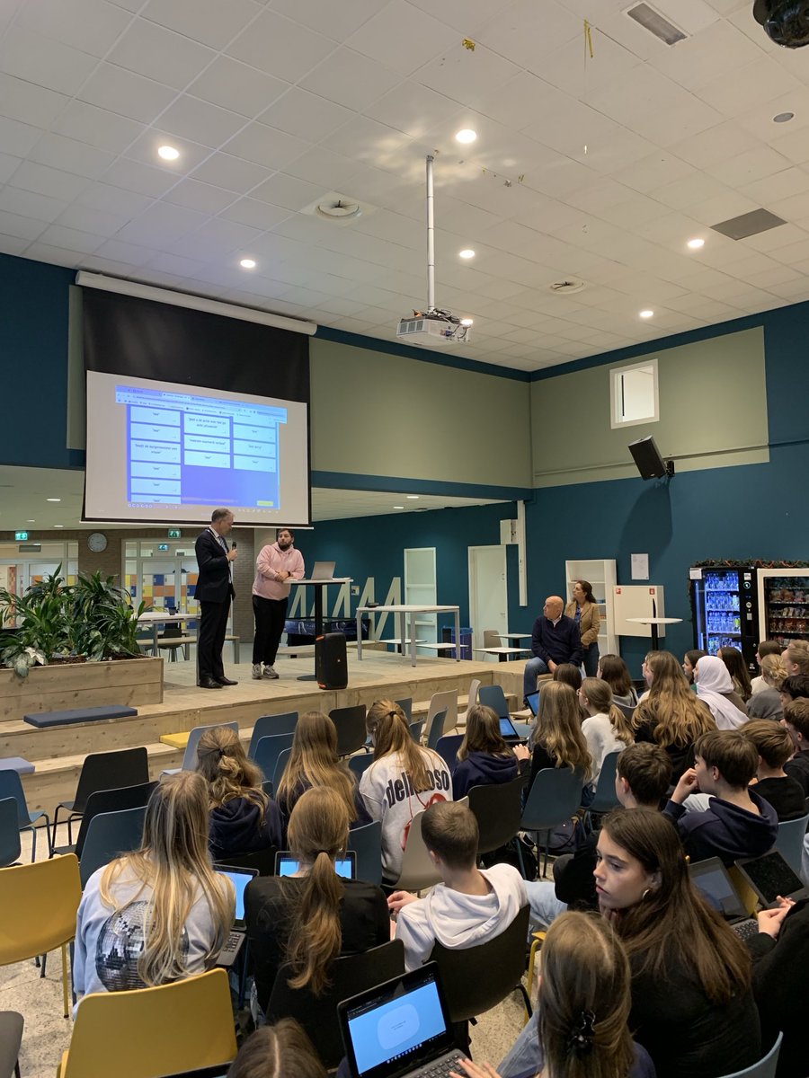 Afgelopen maandag samen met ⁦<a href="/myloumazali/">Mylou Mazali</a>⁩ ⁦<a href="/RikvanHardeveld/">Rik van Hardeveld</a>⁩ en ⁦<a href="/BmBaarn/">Burgemeester Röell</a>⁩ in ⁦<a href="/waldheimmavo/">Waldheim</a>⁩ artikelen van leerlingen over kansengelijkheid in ontvangst mogen nemen. 

In voorjaar ga ik terug om te vertellen wat we concreet doen met hun aanbevelingen.