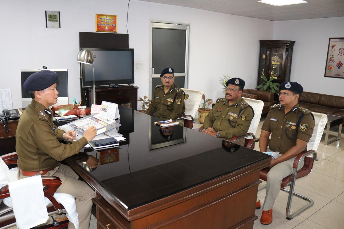 ITBP_official's tweet photo. Sh. Clay Khonsai, IPS, assumed charge as Inspector General, Eastern Frontier, #ITBP, succeeding Sh. Mritunjay Kumar, IG. He interacted with officers, visited the premises, and engaged with personnel shortly after taking over. Wishing him a successful tenure!
#HIMVEERS https://t.co/y9XnHK7Rp5