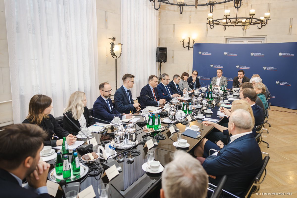 sikorskiradek's tweet photo. Kierunki polskiej polityki międzynarodowej powinny być oparte na wiedzy i doświadczeniu specjalistów. Dlatego zaprosiliśmy dziś do @MSZ_RP przedstawicieli blisko 20 organizacji - od think tanków po uczelnie wyższe. Dyskutowaliśmy o założeniach polskiej polityki zagranicznej pod kątem przyszłorocznego exposé Ministra Spraw Zagranicznych.