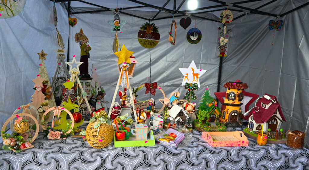munissdejujuy's tweet photo. Te invitamos  a que te sumes y apoyes a la nueva “Feria Navideña”,ubicada en el Centro Cultural Manuel Belgrano, que se extenderá hasta el jueves 12 de diciembre  con entrada libre y gratuita de 8 a 22 hrs .

Más Info:
https://t.co/hn8dUWpGvu... https://t.co/AIeeReXzYz