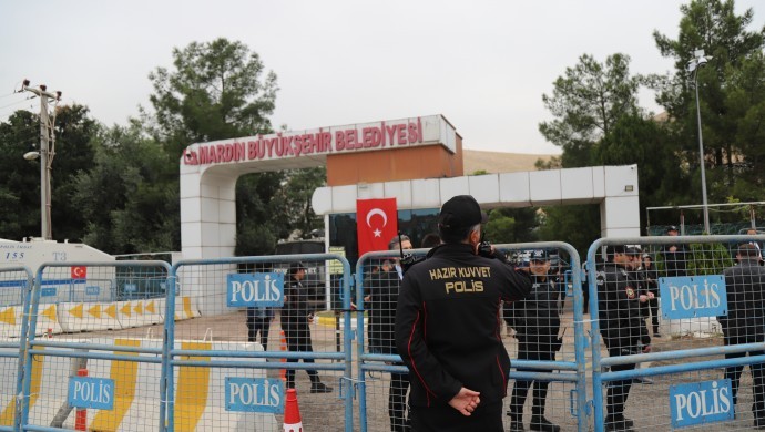 Kayyum mahkeme kararıyla dönen işçileri bir kez daha işten çıkardı

🔴Mardin Büyükşehir Belediyesi’ne 4 Kasım’da kayyum olarak atanan Mardin Valisi Tuncay Akkoyun ; önceki kayyumların işten çıkardığı ve Mardin İdare Mahkemesi’nde açtıkları davaları kazanarak, işlerine iade edilen