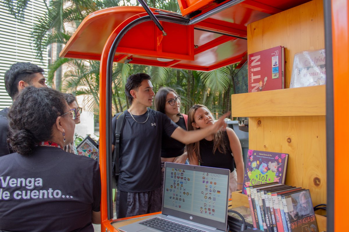 biblioeafit's tweet photo. Estos fueron algunos de los momentos del 2024, llenos de muchos aprendizajes, conocimientos y experiencias.😍
En Biblioteca puedes venir a explorar mundos literarios, tomar una pausa en medio del afán y tener presente que siempre que nos visites te brindaremos el mejor servicio. https://t.co/zFoorMgiAn