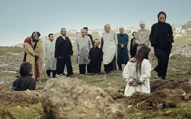 4.Tesniye 22:20-21
“Eğer bir kadının bekaretini kaybettiği ortaya çıkarsa, kadını babasının evinin kapısına çıkartıp halkın önünde taşlayarak öldürün.”
