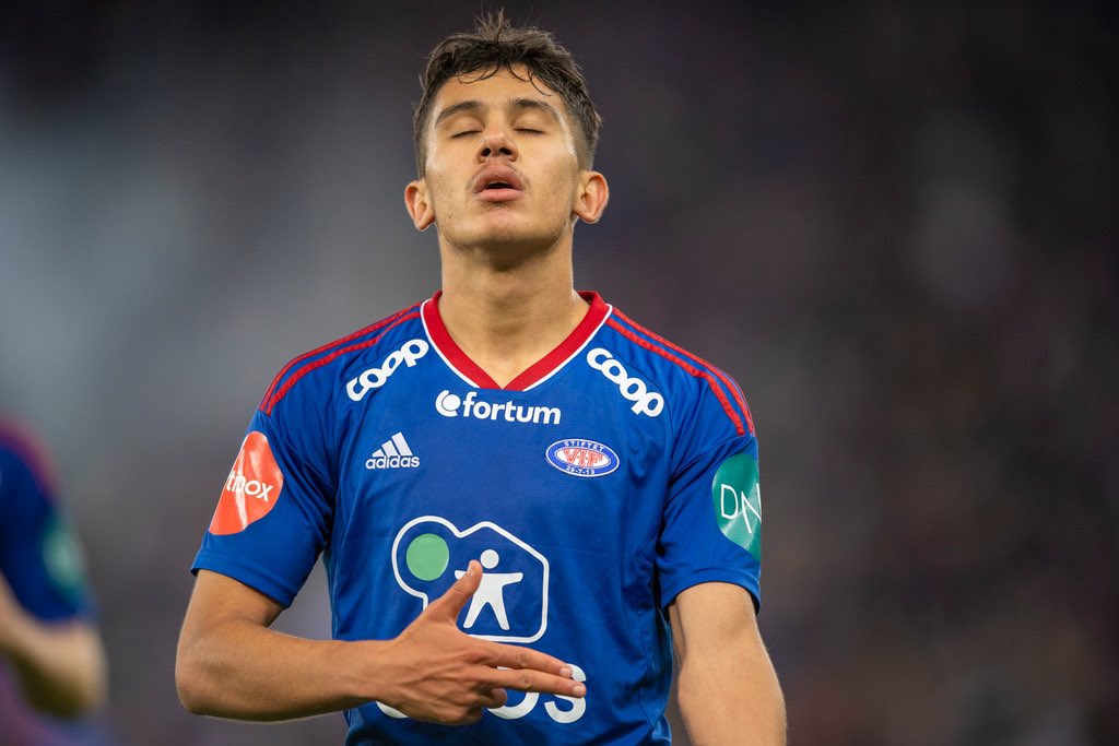 ValerengaOslo's tweet photo. Det er lov å være litt stolt når to tidligere Vålerenga-gutter møtes i Champions League! 💙❤️
Osame Sahraoui scoret da hans Lille vant 3-2 over Seedy Jattas Sturm Graz.
#StoltAv https://t.co/xvIRBAYatI