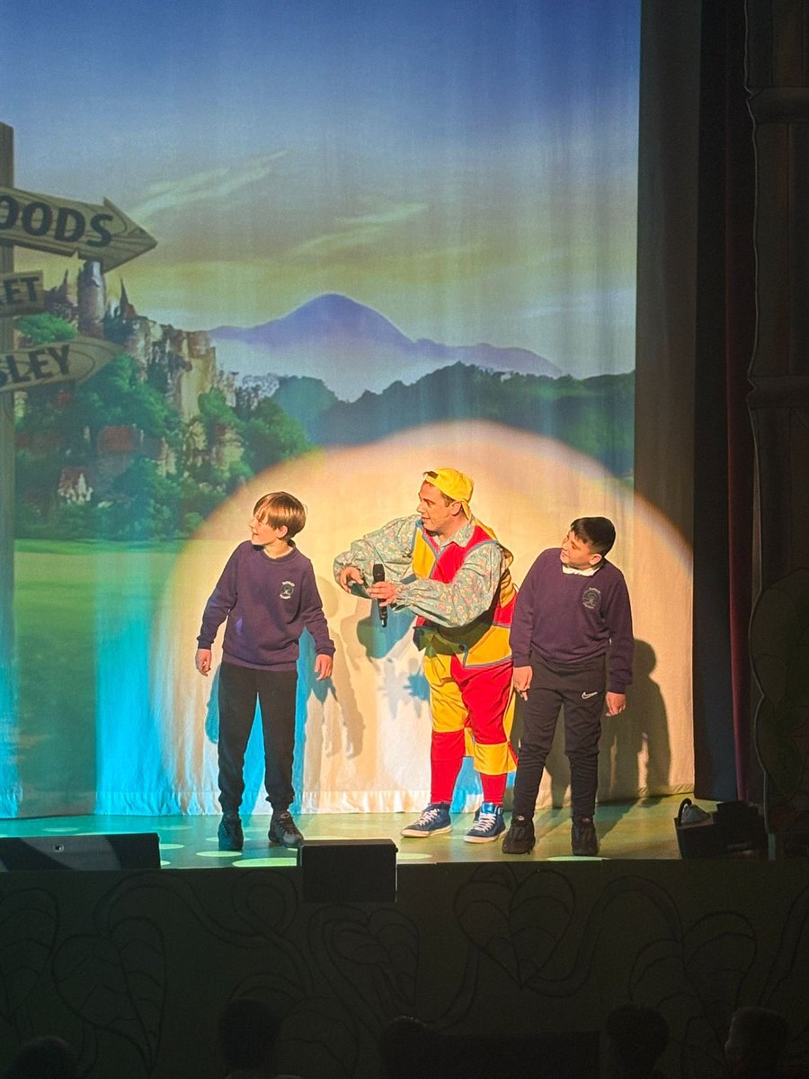 Primary 7 had such fun at the panto today 🎭🎄 (Oh yes they did! 🤭) They were a fantastic audience, and 2 even made it onto stage themselves to lead some singing 🎵🤩