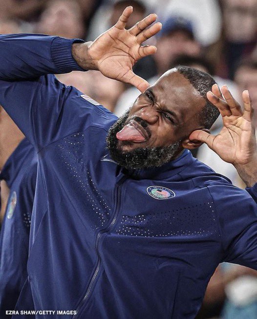 LakeShowYo's tweet photo. LeBron really the funniest player of all time 😂 https://t.co/nMrhMkjS9w