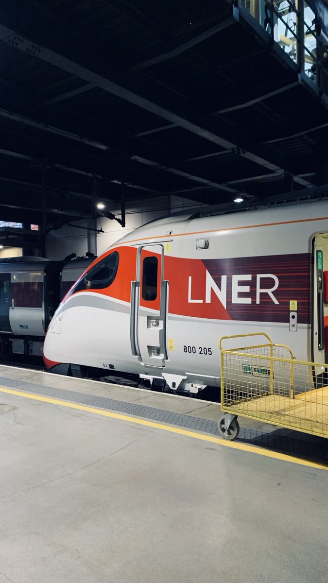 _KristianDB's tweet photo. Some ⁦@LNER⁩ action from #LeedsCityStation this morning 11/12/24 https://t.co/InSryruvoO