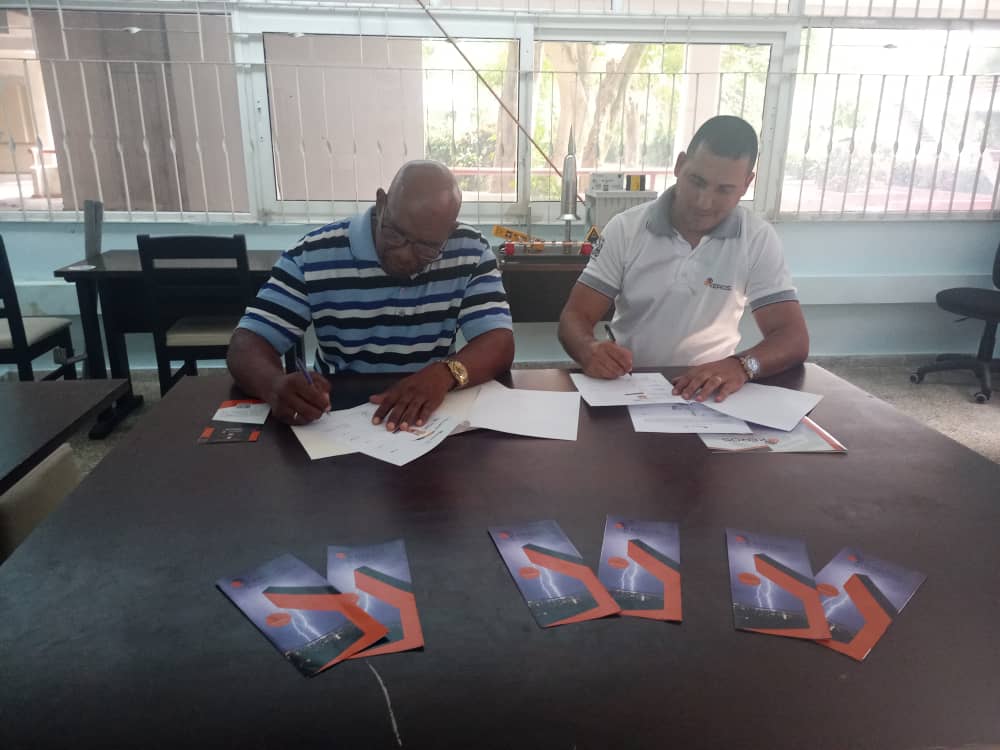 PCTHabana_3CE's tweet photo. Como parte de nuestra colaboración con el Palacio Central de Pioneros "Ernesto Guevara" el presidente de #Keros SRL Rodney Rodríguez Rodríguez, EBT que se incuba en el Ecosistema 3CE hizo entrega al Palacio de un KiT de Captación, Derivación y Disipación de la caída del rayo . https://t.co/BCaaTbLE2e