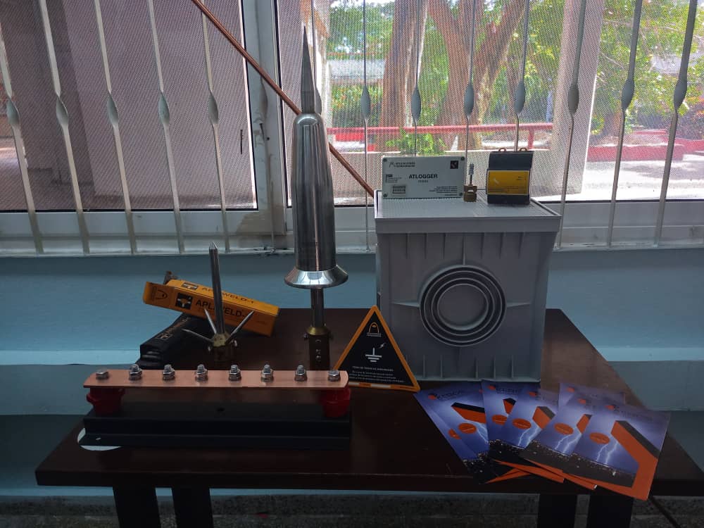 PCTHabana_3CE's tweet photo. Como parte de nuestra colaboración con el Palacio Central de Pioneros "Ernesto Guevara" el presidente de #Keros SRL Rodney Rodríguez Rodríguez, EBT que se incuba en el Ecosistema 3CE hizo entrega al Palacio de un KiT de Captación, Derivación y Disipación de la caída del rayo . https://t.co/BCaaTbLE2e