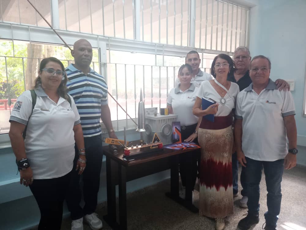 PCTHabana_3CE's tweet photo. Como parte de nuestra colaboración con el Palacio Central de Pioneros "Ernesto Guevara" el presidente de #Keros SRL Rodney Rodríguez Rodríguez, EBT que se incuba en el Ecosistema 3CE hizo entrega al Palacio de un KiT de Captación, Derivación y Disipación de la caída del rayo . https://t.co/BCaaTbLE2e